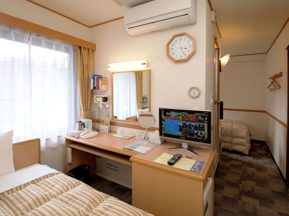 Toyoko Inn Kashiwa Eki Nishi Guchi Exterior foto